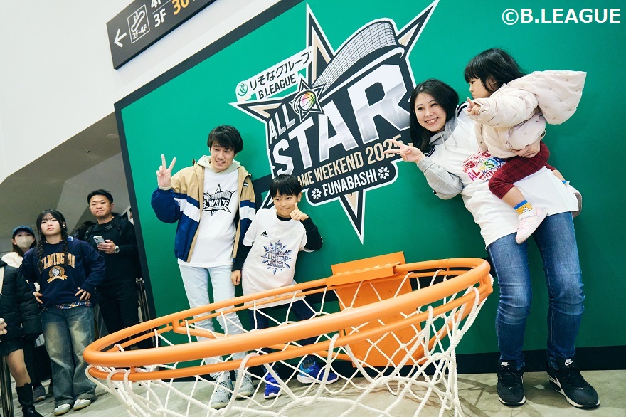 RESONA BIG HOOPで来場者が記念撮影をする様子