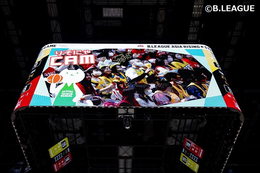 りそにゃCAMで来場者がセンタービジョンに映し出されている様子