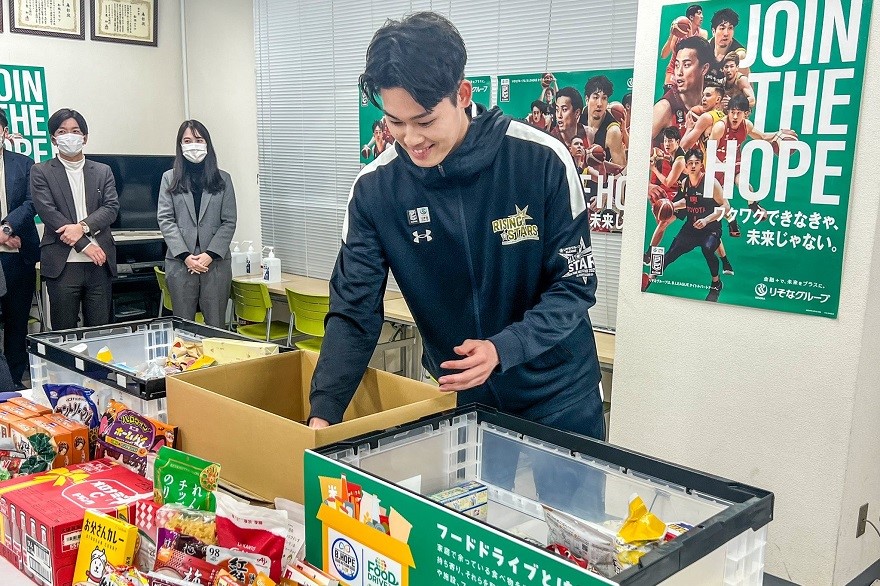 千葉ジェッツ 金近選手がりそな銀行 船橋支店で箱詰め作業をしている様子