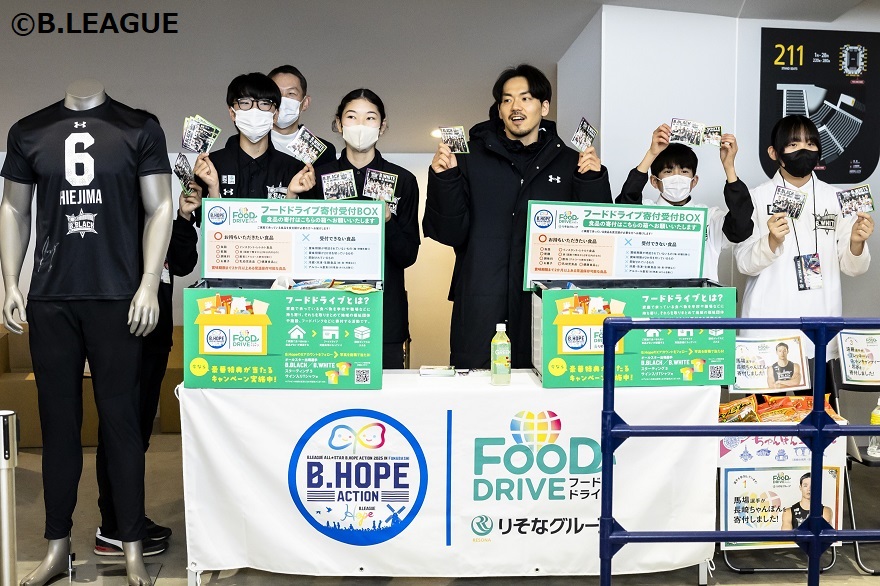 川崎ブレイブサンダース 篠山選手とスタッフがフードドライブを呼びかけている様子