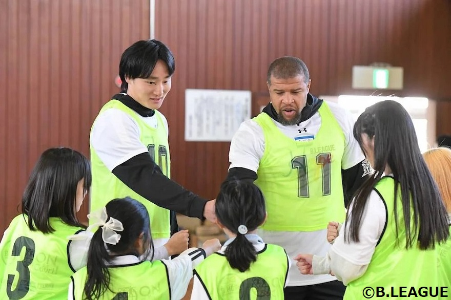 サンロッカーズ渋谷 田中大貴選手(左)と越谷アルファーズ ジェフ・ギブス選手(右)がイベントに参加する様子