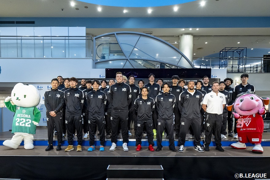 前日記者会見で出場選手が登壇している様子