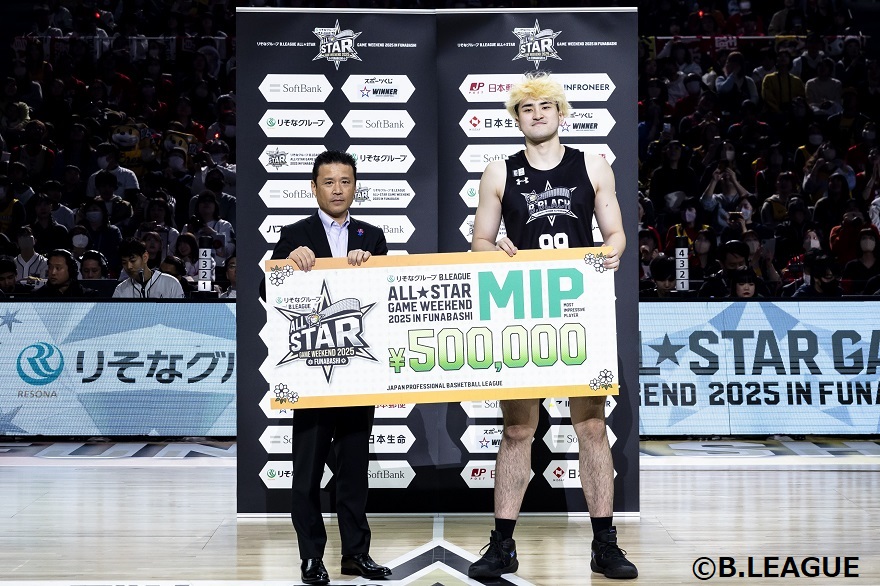 南社長(左)と長崎ヴェルカ 川真田選手(右)が表彰式で記念撮影をしている様子