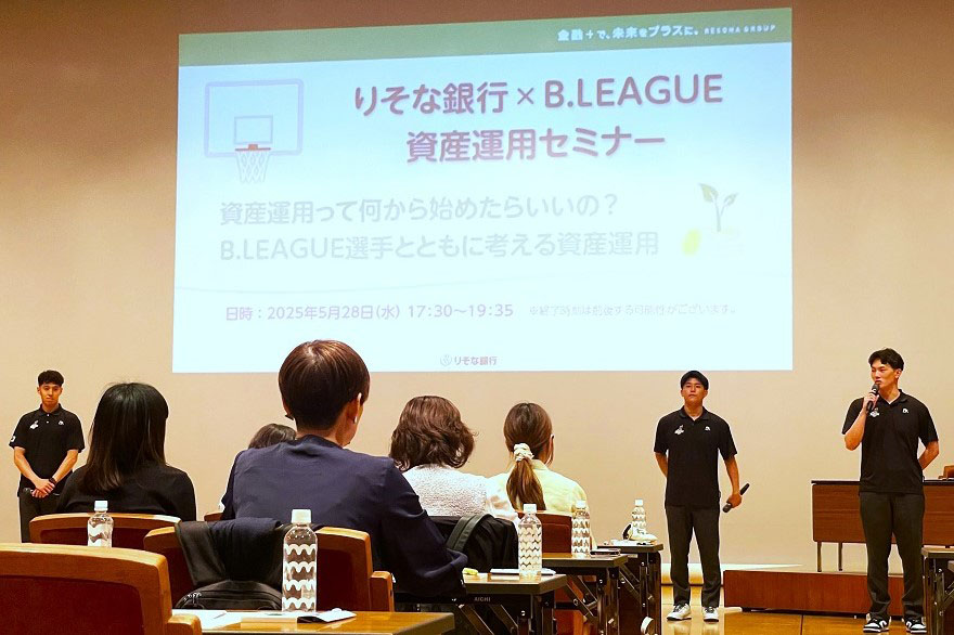 大阪会場で髙木選手、土家選手、松本選手が登壇し挨拶をしている写真