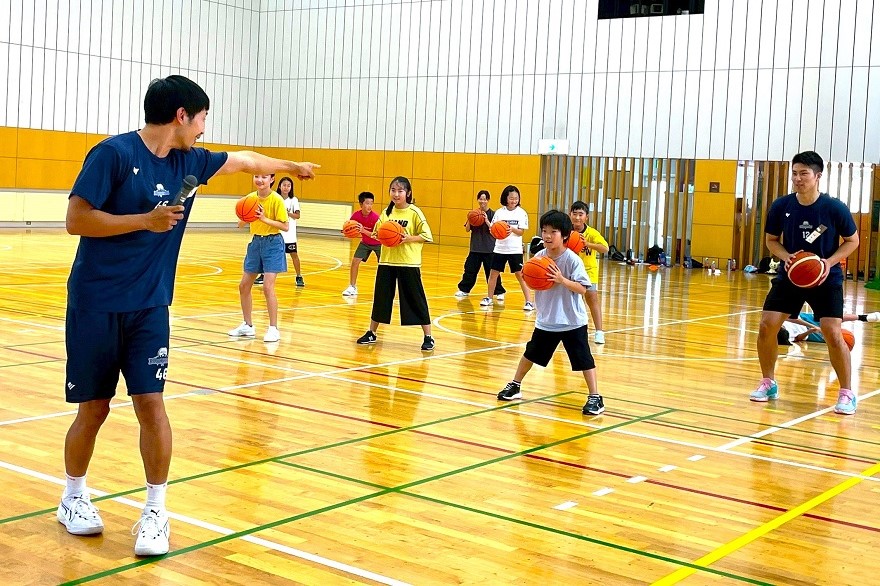 松本会場で選手と子ども達がバスケットボール教室に参加している写真