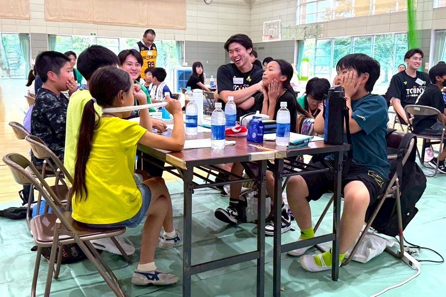 仙台会場で選手と子ども達が人生やりくりゲームをしている写真