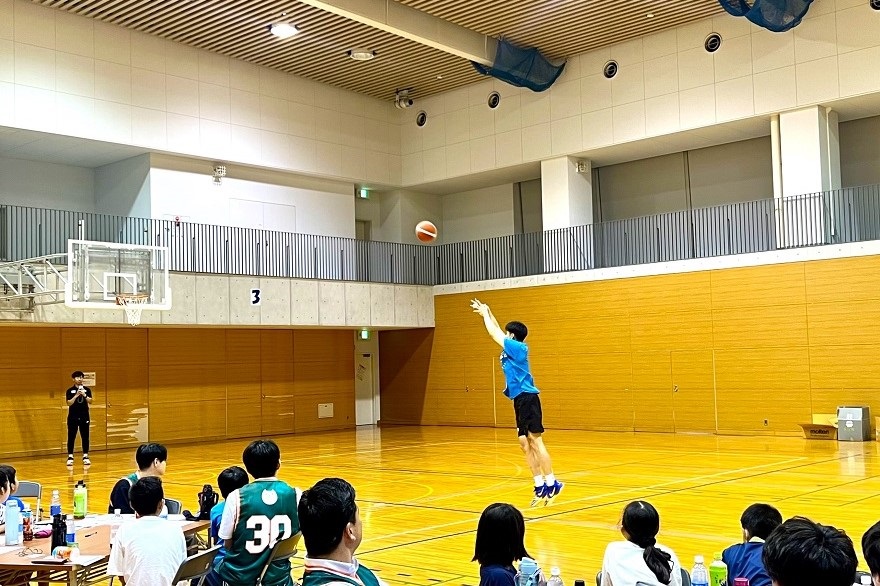 京都会場で選手がフリースローをしている写真