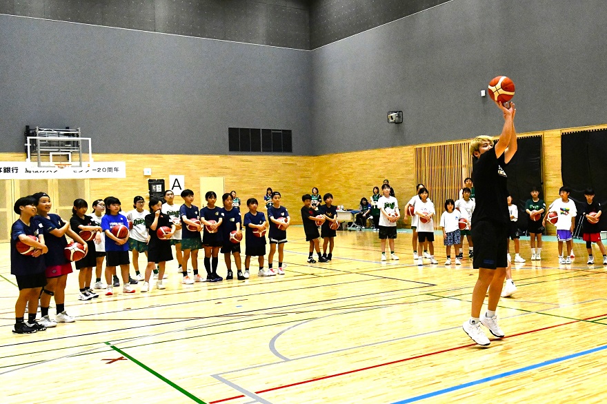選手によるデモンストレーションを子ども達が見学している写真