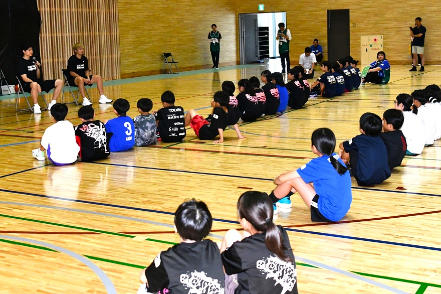 子ども達から選手へ質問をしている写真