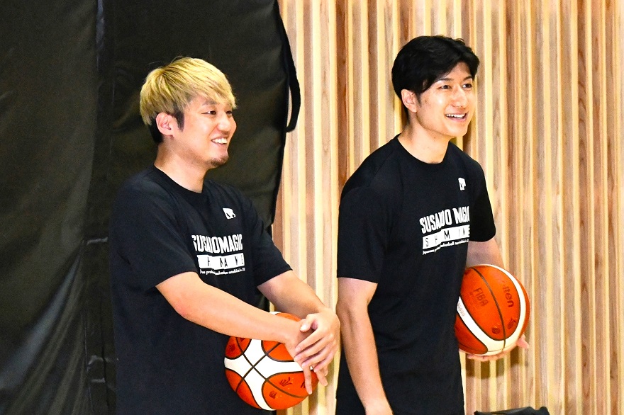 笑顔の白濱選手と納見選手の写真