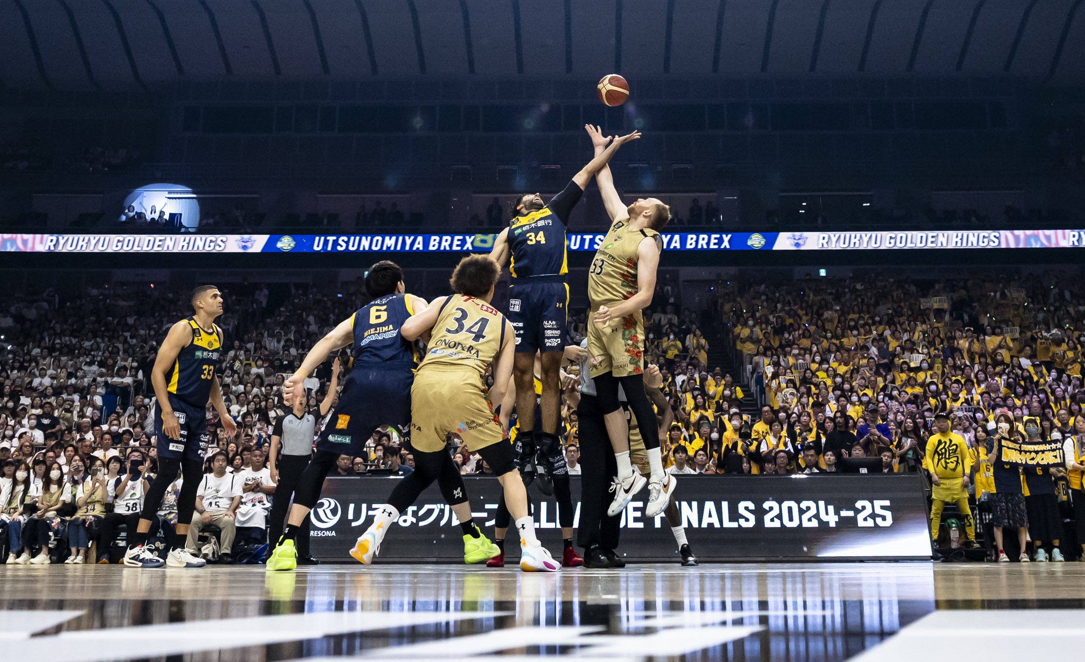 Bリーグ2024-25シーズンファイナルのティップオフ時の写真