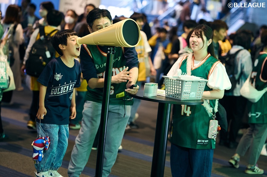 Bリーグ2024-25シーズンファイナルで、りそなグループが出展したブースに親子で参加している写真