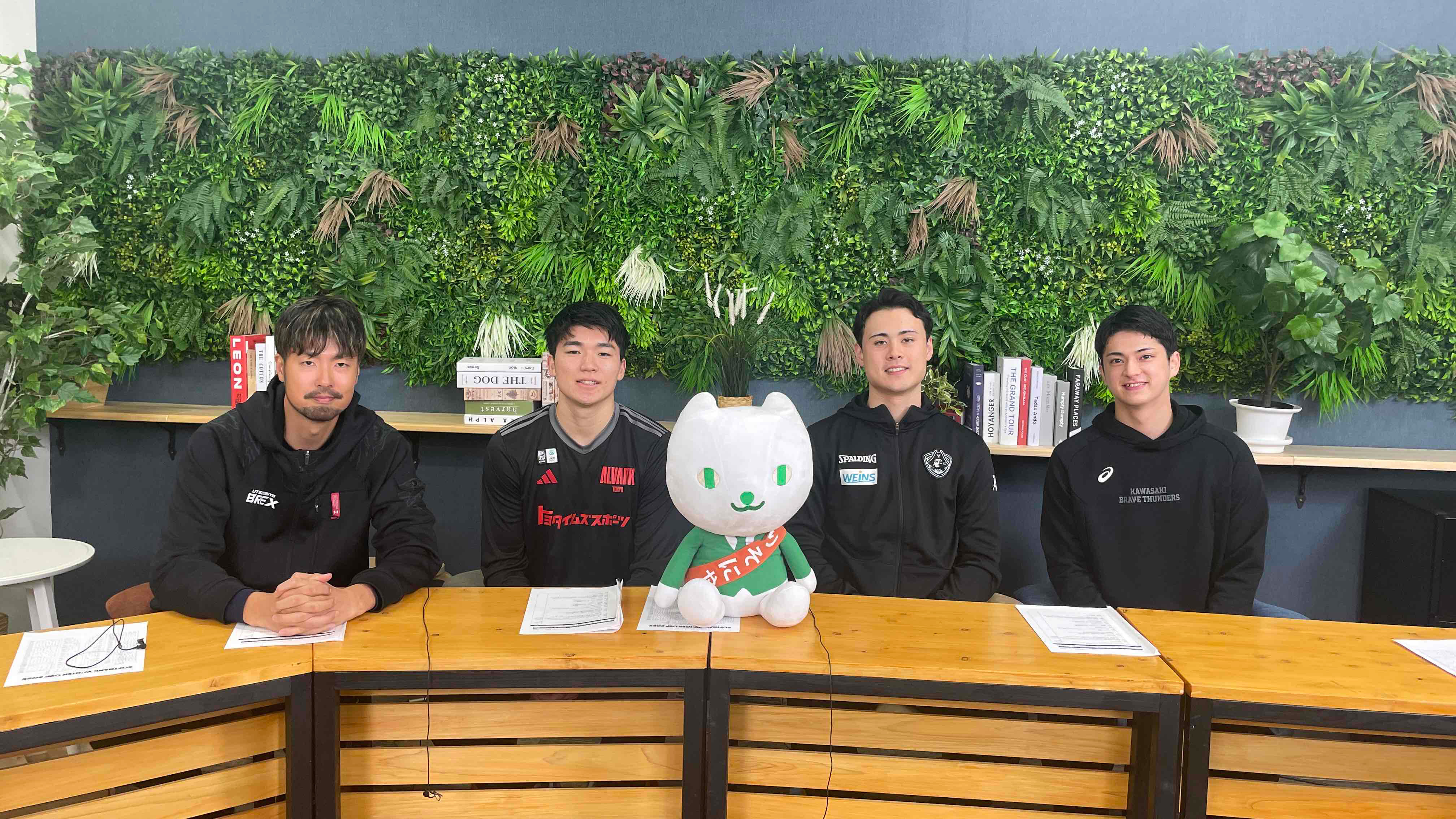 りそにゃのぬいぐるみの後ろに、竹内公輔選手(宇都宮ブレックス)、安藤周人選手(アルバルク東京)、松崎裕樹選手(横浜ビー・コルセアーズ)、米須玲音選手(川崎ブレイブサンダース)が横並びで座っている写真