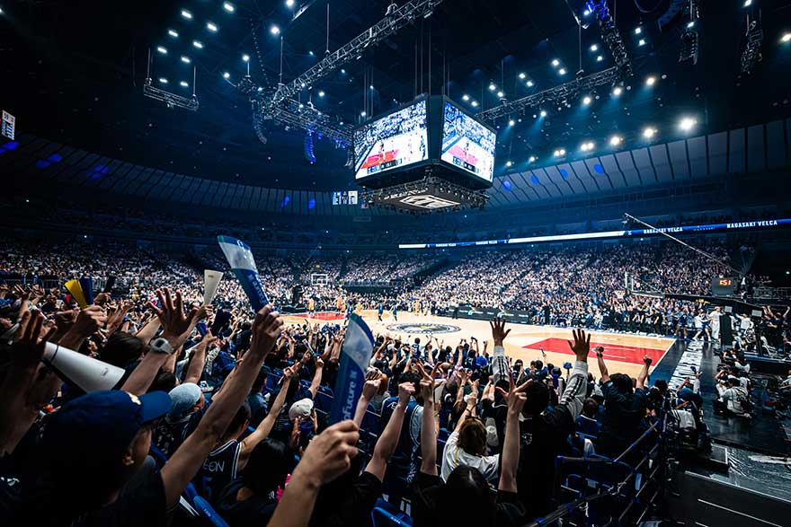 Bリーグの試合会場がたくさんの観客で盛り上がっている様子