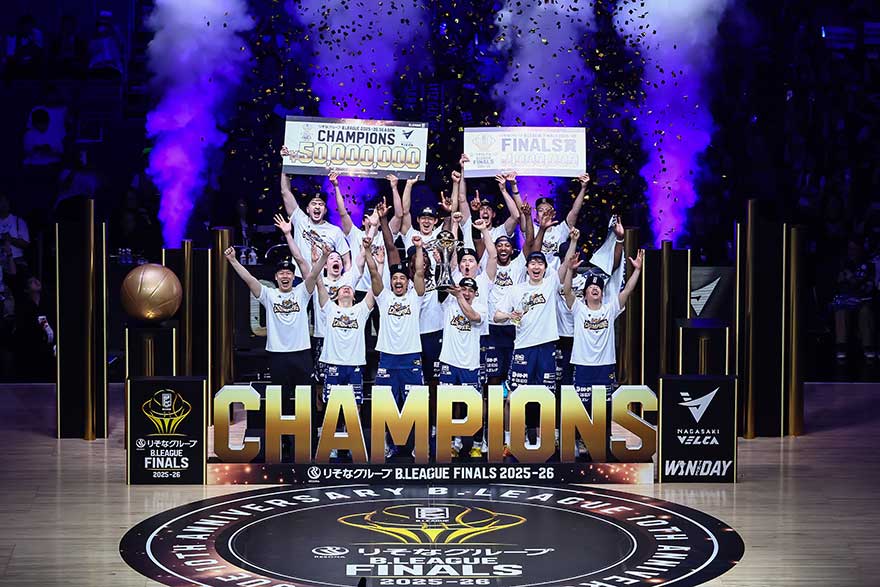 2025-26Bリーグ優勝チームの長崎ヴェルカの選手がトロフィーを掲げている様子