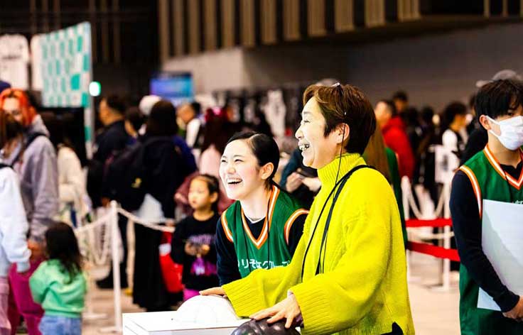 オールスター会場のりそなグループのブースで来場者対応を行う様子