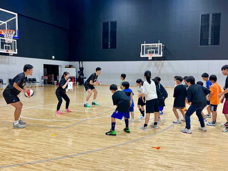 Bリーグの選手がこどもたちにバスケットボール教室を実施している様子