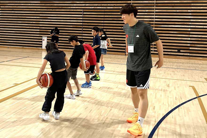 選手から直接バスケを学ぶ子供たちの様子