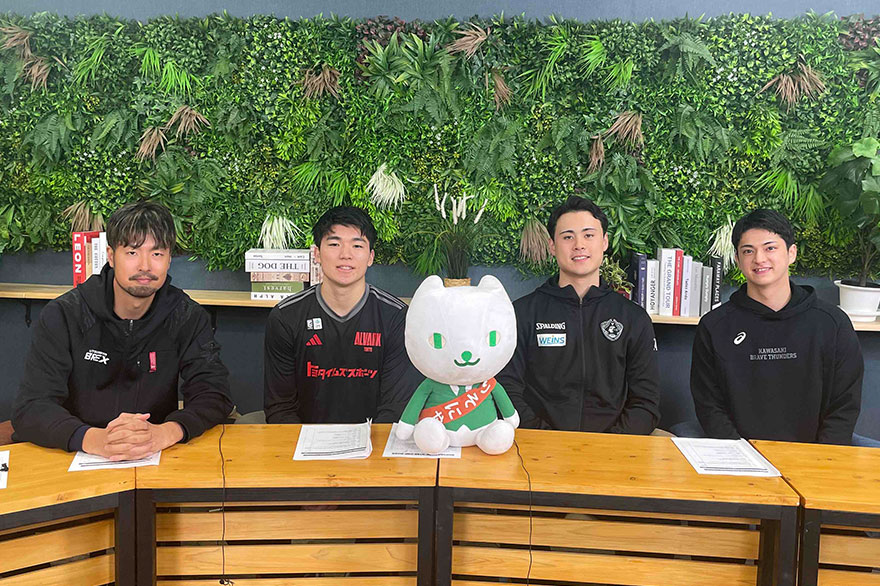 りそにゃのぬいぐるみの後ろに、竹内公輔選手(宇都宮ブレックス)、安藤周人選手(アルバルク東京)、松崎裕樹選手(横浜ビー・コルセアーズ)、米須玲音選手(川崎ブレイブサンダース)が横並びで座っている写真