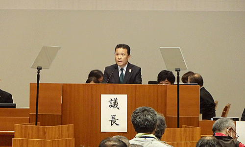 株主総会中の議長の写真