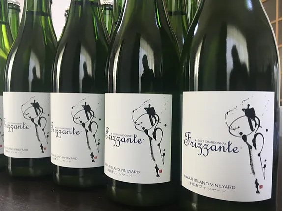 白ワイン 淡路島シャルドネフリッァンテのボトルが4本横並びに並んでいる画像