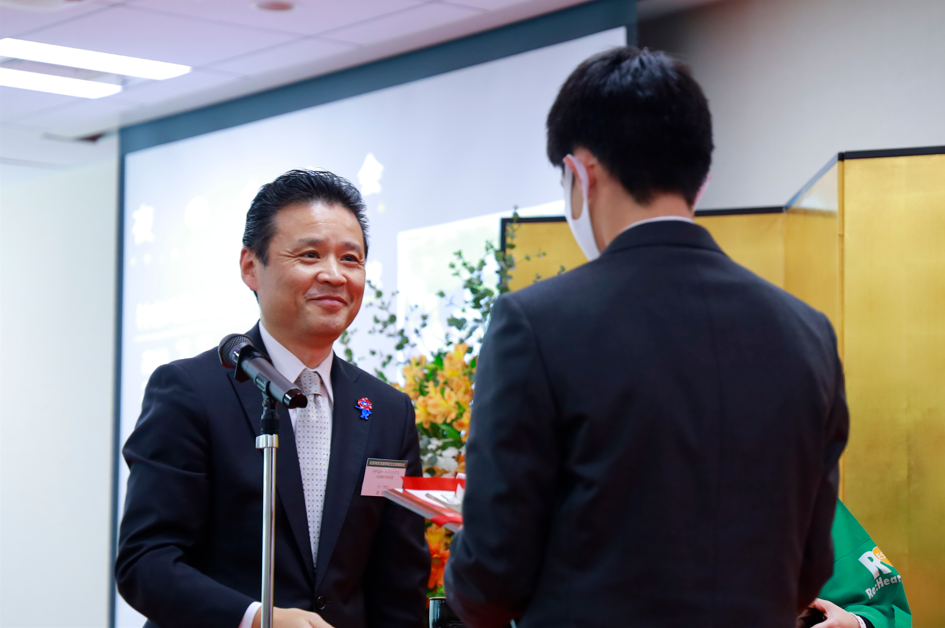 南社長が受賞者に賞状を渡している様子