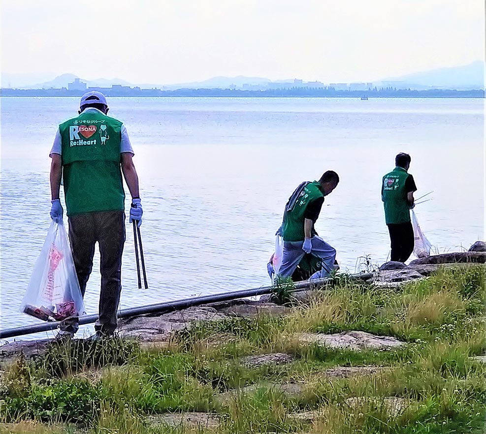 関西みらい銀行の従業員がびわ湖でごみ拾いをしている様子
