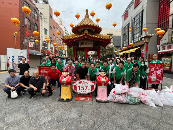 神戸中華街の飲食店の皆さんと一緒に清掃した様子