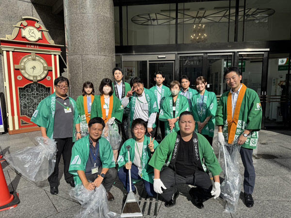 一緒に清掃したりそな銀行と関西みらい銀行の従業員