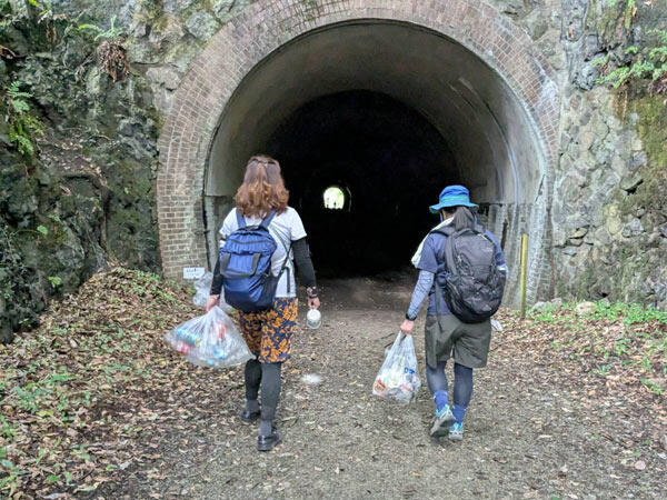 トレッキング中に同僚同士で清掃をしている様子