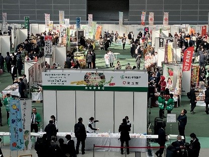 色々なブースが並んでいる会場の写真
