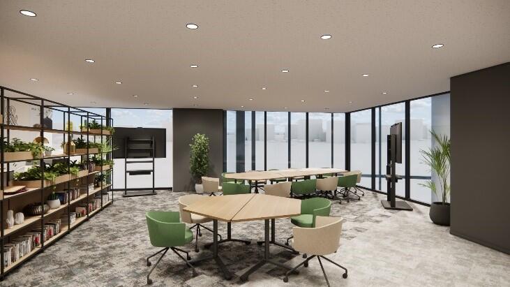 明るく開放的なコラボレーションスペースで、可動式テーブルと淡い色合いのチェアが並ぶ柔軟なワークエリアとなっています。ミーティングやセミナーなど多用途に利用できる環境が整えられています