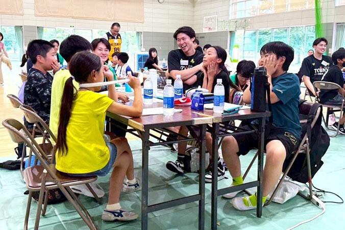 仙台会場で選手と子ども達が人生やりくりゲームをしている様子