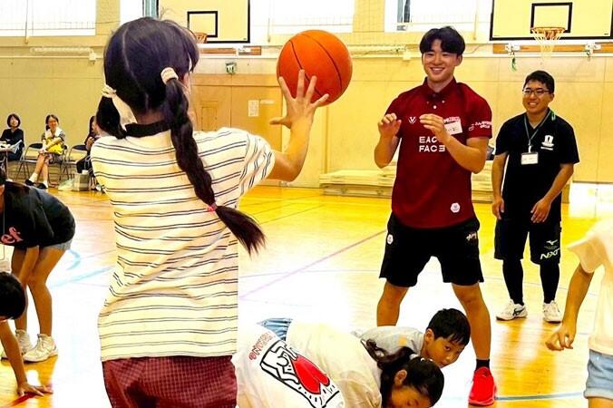 越谷会場で選手と子ども達がバスケットボール教室に参加している様子