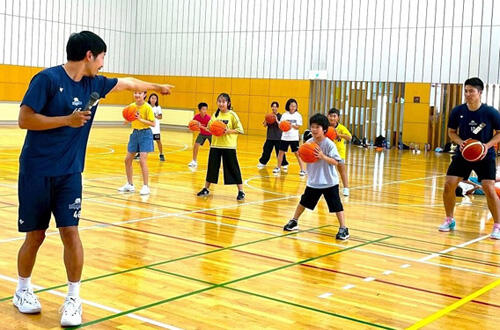 子ども達がバスケットボール教室で選手と一緒に練習に参加をしている様子