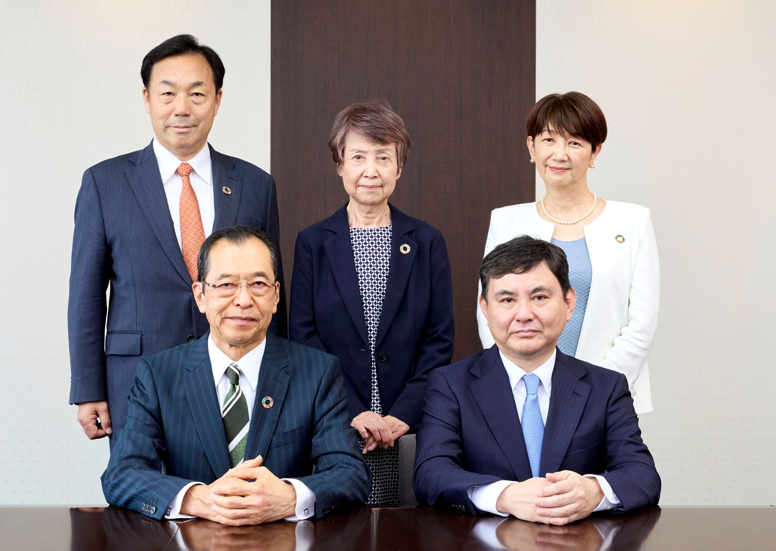 機関投資家・社外取締役の集合写真(写真上段左から監査委員会委員長・指名委員会委員 山内 雅喜、指名委員会委員長 岩田 喜美枝、報酬委員会委員長 野原 佐和子、下段左から取締役会議長 池 史彦、マラソン・アセット・マネジメント東京事務所 髙野 雅永)